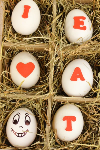 Oeufs de Pâques décoratifs dans un panier en bois gros plan — Photo