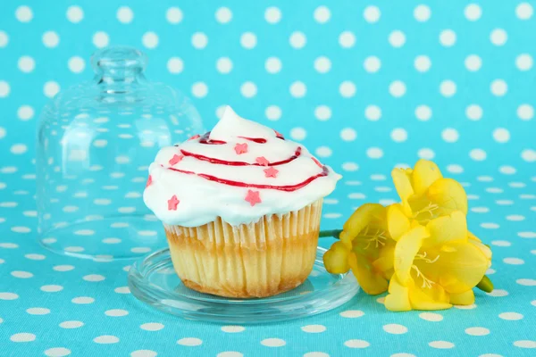 Cupcake en platillo con tapa de vidrio, sobre fondo de color —  Fotos de Stock