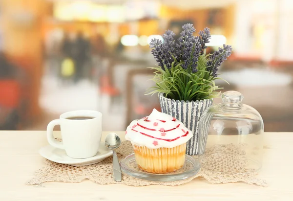 Cupcake en platillo con tapa de vidrio, sobre fondo brillante —  Fotos de Stock