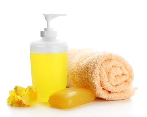 Láhev, mýdlo a ručník, izolované na bílém — Stock fotografie