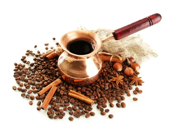 Kaffeekanne und Kaffeebohnen, isoliert auf weiß — Stockfoto
