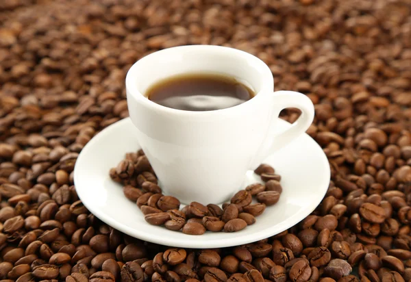 Kopje koffie op koffie bonen achtergrond — Stockfoto