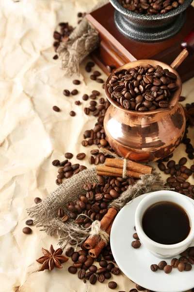 커피, 냄비 및 베이지색 배경에 분쇄기의 컵 — 스톡 사진