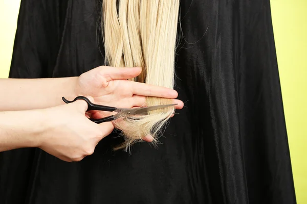 Účes blond vlasy na zeleném pozadí — Stock fotografie