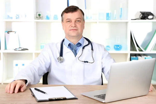 Médico trabajando en el escritorio — Foto de Stock