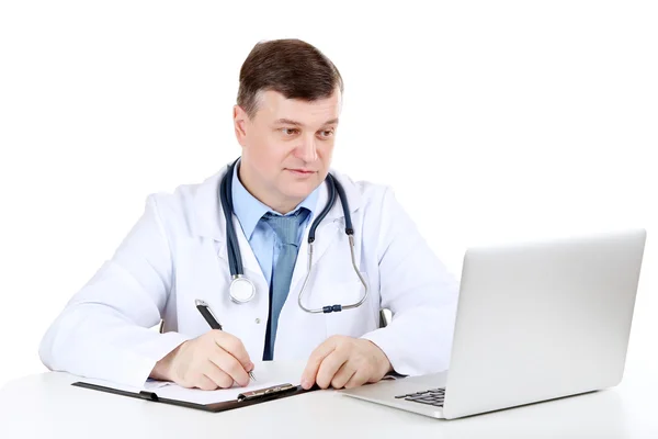 Lekarz medycyny pracy przy biurku na białym tle — Zdjęcie stockowe