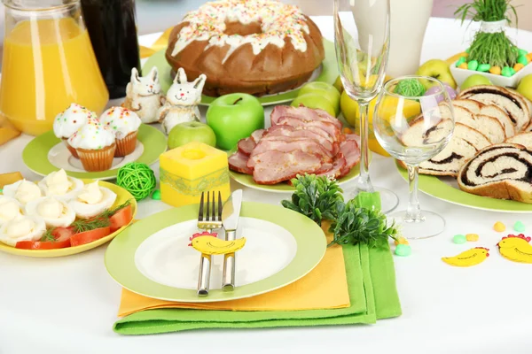 Serveren Paastafel met smakelijke gerechten op kamer achtergrond — Stockfoto