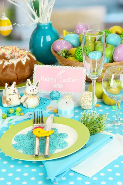 Sirviendo mesa de Pascua en el fondo de la habitación — Foto de Stock