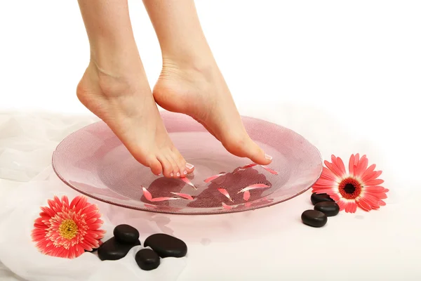 Vrouwelijke voeten in spa kom geïsoleerd op wit — Stockfoto