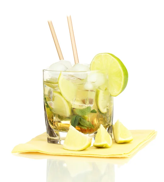 Glas Cocktail mit Limette und Minze isoliert auf weiß — Stockfoto