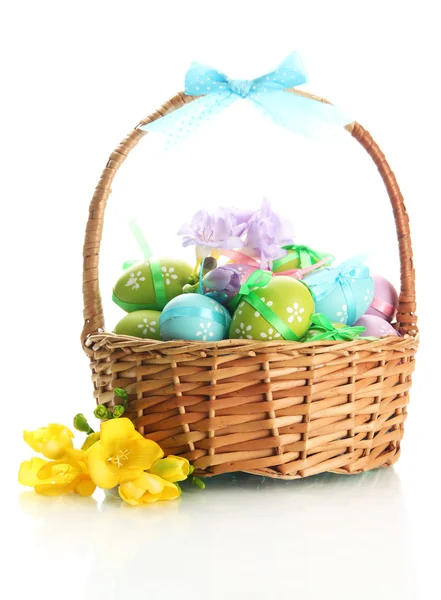 Fényes húsvéti tojás, íjak, kosár, elszigetelt fehér — Stock Fotó