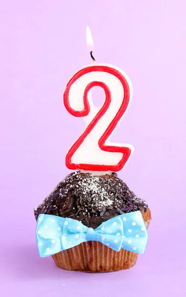 Birthday cupcake with chocolate frosting on lilac background — Stock Photo, Image
