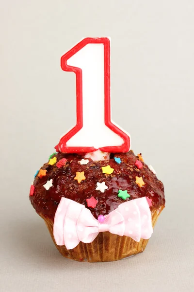 Birthday cupcake csokoládé cukormáz szürke háttér — Stock Fotó