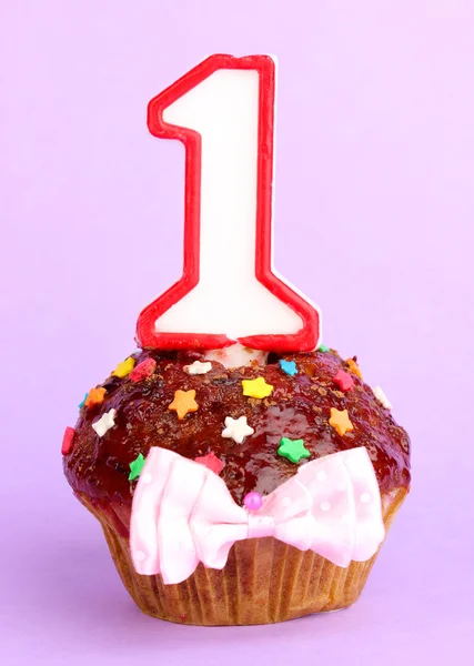 Bolo de aniversário com cobertura de chocolate no fundo lilás — Fotografia de Stock