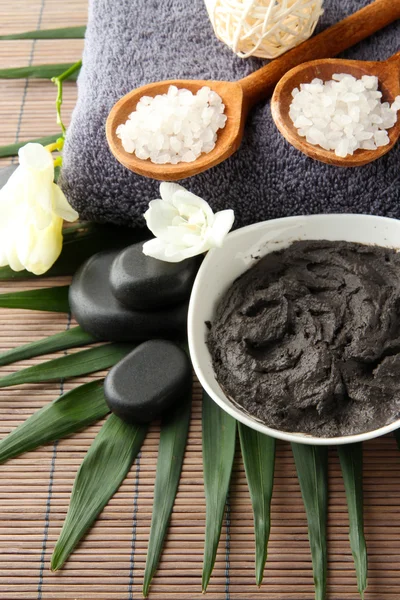 Composición con arcilla cosmética para tratamientos de spa, sobre fondo de bambú — Foto de Stock