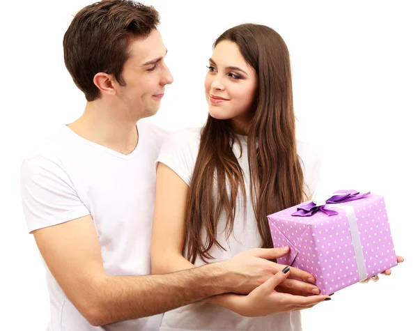 Verliefde paar met cadeau geïsoleerd op wit — Stockfoto
