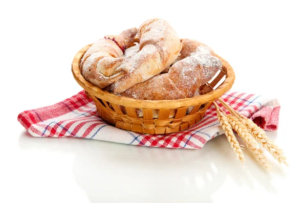 Croissants gosto em cesta isolada no whit — Fotografia de Stock