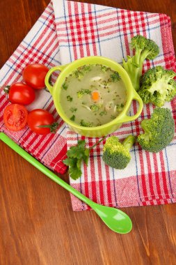 ahşap masa yakın çekim üzerinde tavada sebze çorbası diyet