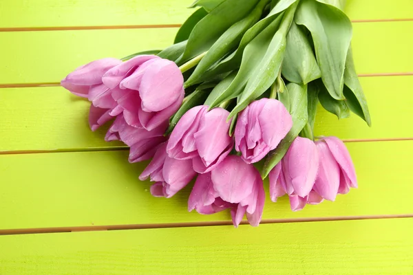 Hermoso ramo de tulipanes morados sobre fondo de madera verde —  Fotos de Stock