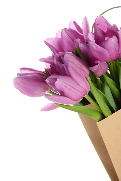 Vacker bukett med lila tulpaner i papperspåse, isolerad på vit — Stockfoto