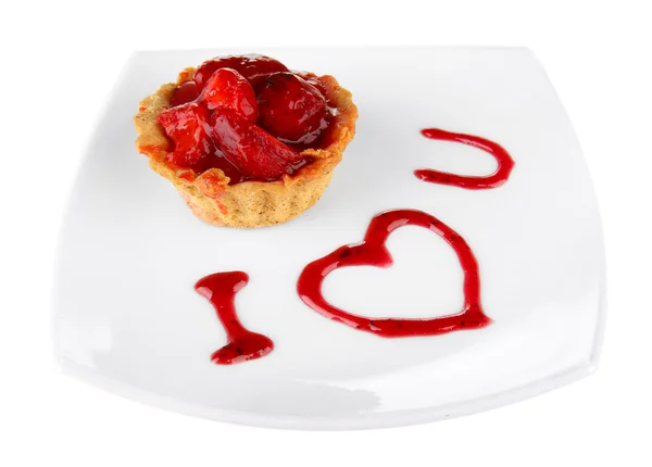Süßer Kuchen mit Erdbeere und Soße auf Teller, isoliert auf weißem — Stockfoto