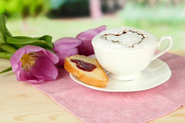 Composizione di caffè, pane tostato e tulipani su sfondo brillante — Foto Stock