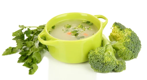Diätsuppe mit Gemüse in Pfanne isoliert auf weiß — Stockfoto
