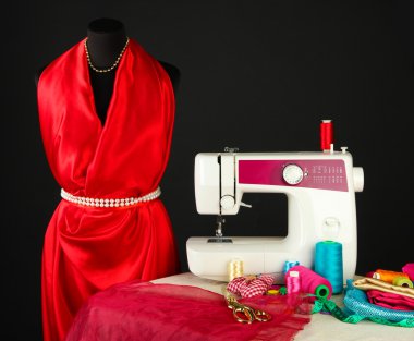 dikiş makinesi, kukla ve siyah izole diğer dikiş ekipman