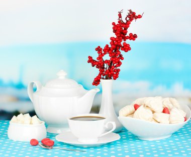 güzel beyaz yemek servisi ile bir hava meringues doğal zemin üzerine mavi masa örtüsü üzerinde