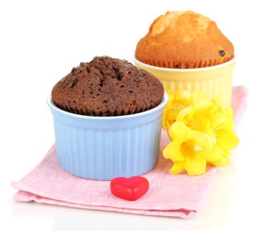 Cupcakes için pişirme üzerinde beyaz izole kase