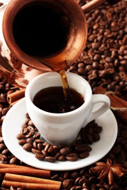 fincan ve kahve kahve çekirdekleri zemin üzerine