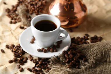 fincan ve kahve bej renkli arka plan üzerinde