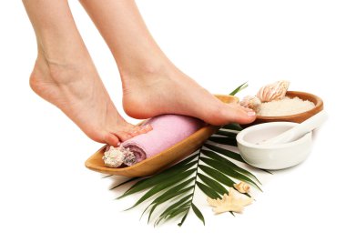 kadın ayakları üzerinde beyaz izole havlu - spa kavramı,