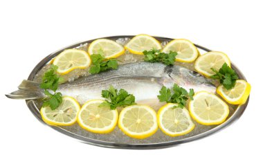 dorado taze balık tepsi üzerinde beyaz izole maydanoz ve limon ile