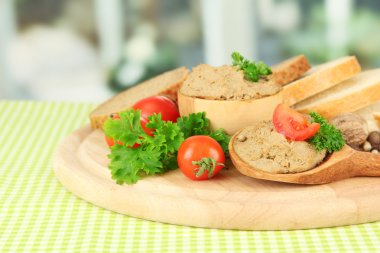taze ezme, domates ve parlak zemin üzerine ekmek bileşimi