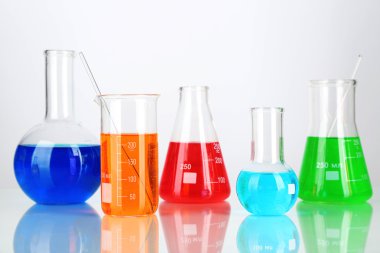 test tüpleri ile üzerine beyaz izole renkli sıvı