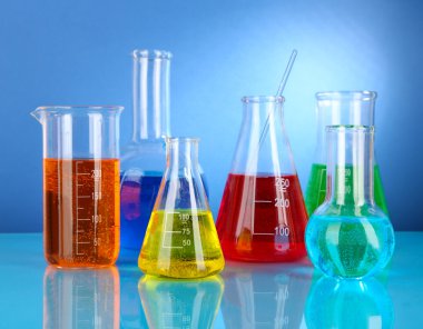 test tüpleri ile mavi arka plan üzerinde renkli sıvı