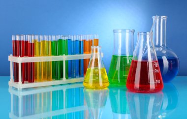 test tüpleri ile mavi arka plan üzerinde renkli sıvı