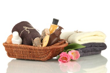 Kozmetik Şişeler ve üzerinde beyaz izole sabun sepeti,