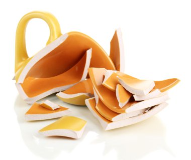 Sarı kırık bardak beyaza izole edilmiş.