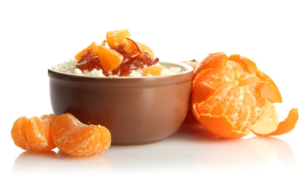 Tvaroh v misce s domácí mandarinkový jam, izolované na bílém — Stock fotografie