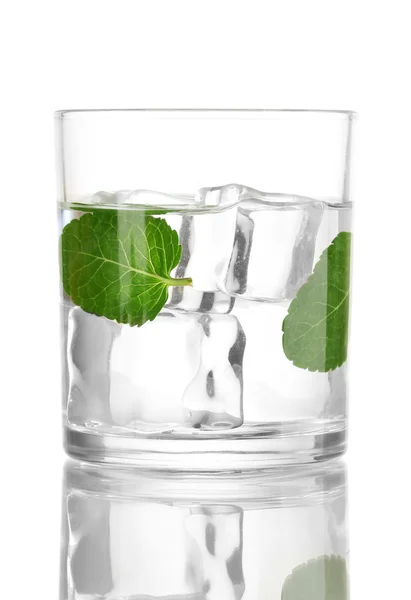 Bicchiere d'acqua con ghiaccio, menta e calce isolato su bianco — Foto Stock