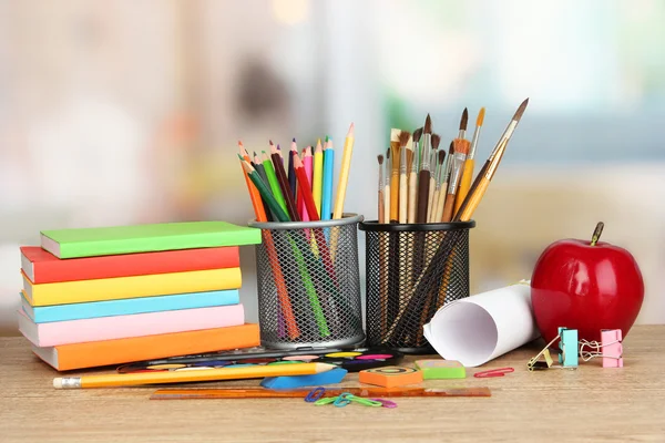 Material escolar na mesa de madeira — Fotografia de Stock