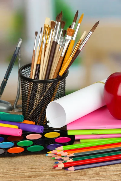 Útiles escolares en mesa de madera — Foto de Stock