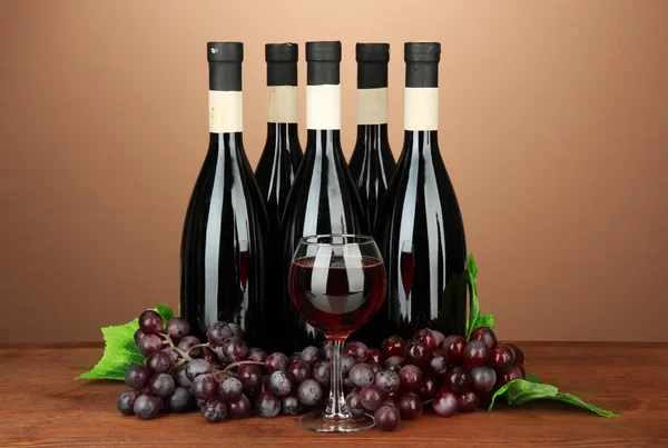 Butelki wina na brązowym tle — Zdjęcie stockowe
