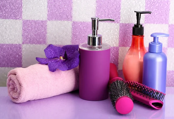 Hair brushes and cosmetic bottles in bathroo — Stock Photo, Image