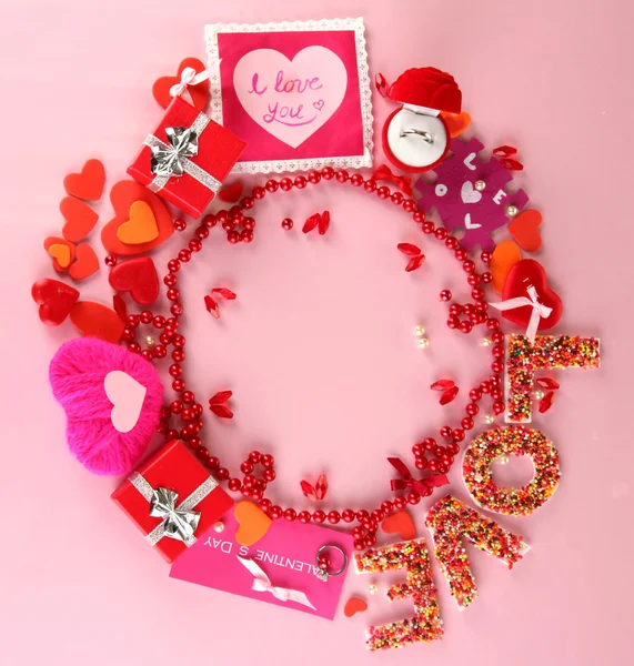 Cirkulär sammansättning alla hjärtans dag på rosa bakgrund — Stockfoto