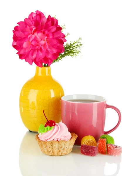Tazza di tè con caramelle, torta e fiori isolati su bianco — Foto Stock