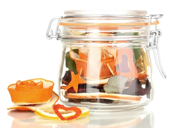 Zierrose aus trockener Orangenschale in Glasvase isoliert auf weiß — Stockfoto