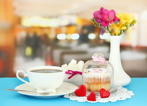 Cupcake en platillo con tapa de vidrio, sobre fondo brillante —  Fotos de Stock